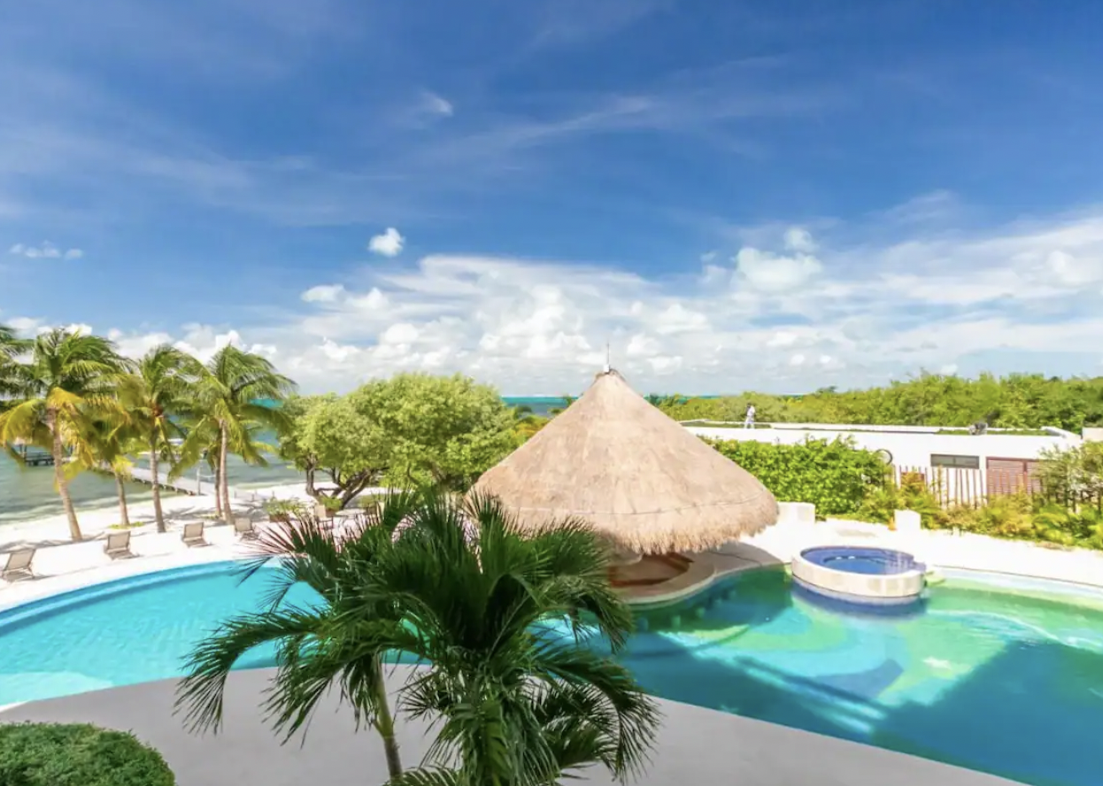 Outdoor pool with palapa and jacuzzi facing the Caribbean Sea in Isla Mujeres