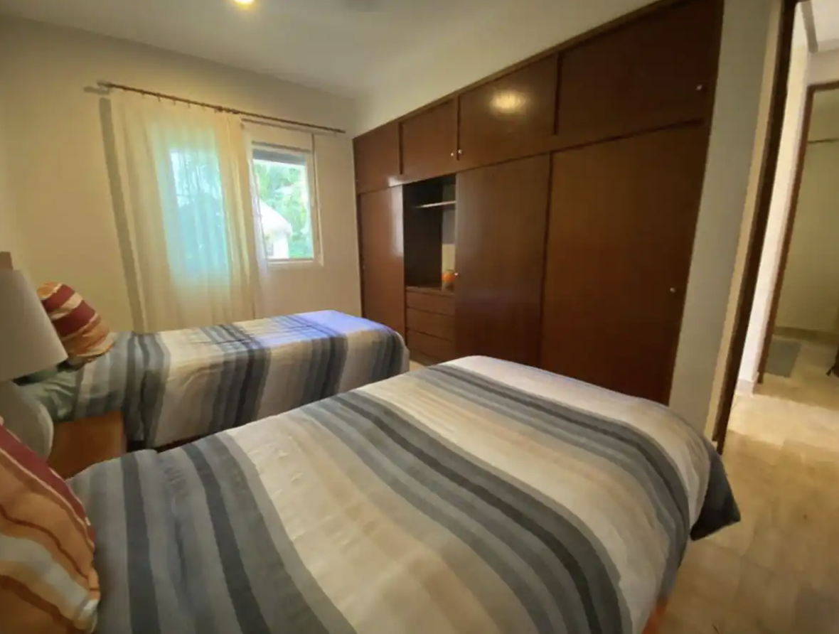 Bedroom with two twin beds and spacious closet for a family stay in Isla Mujeres