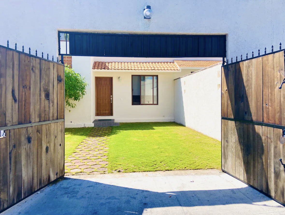 Entrance with wooden gate and private parking inside Villa La Ceiba