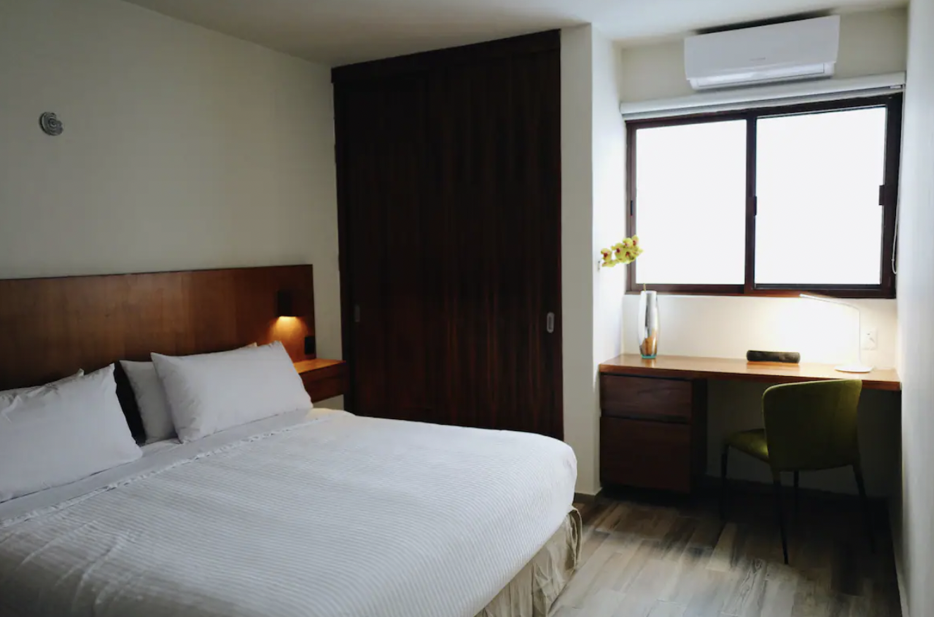 Master bedroom with King bed, desk and air conditioning at Villa La Ceiba